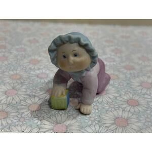 Cabbage Patch Kids Figurine Porcelain 1984 Baby crawling w/Bonnet Xavier Roberts